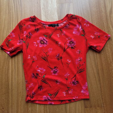 Haut floral rouge