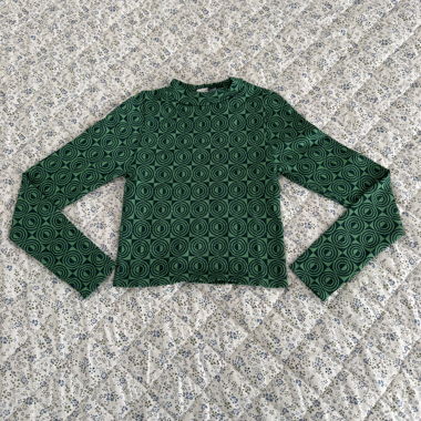 Grünes Langarmshirt mit Kreismuster