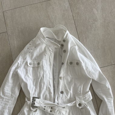 Weisse Jacke mit Details