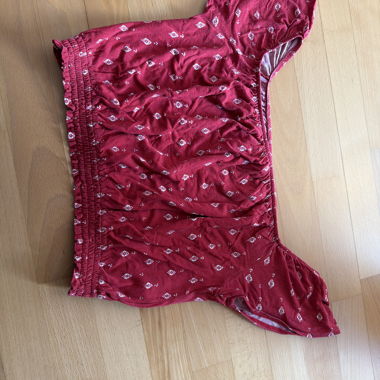 Haut court rouge