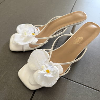 Escarpins blancs à talons hauts avec orchidée
