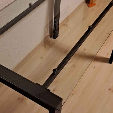 Tavolo in vetro con struttura metallica nera