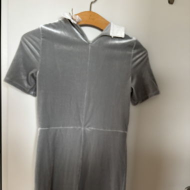 Samtkleid mit Kragen 