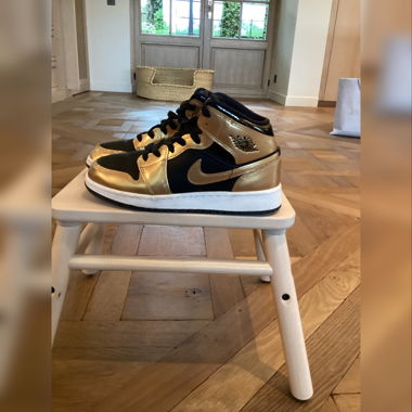 Jordan couleur :or et noir ,taille: 37, 5