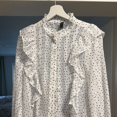 Blouse transparente avec petits coeurs noirs