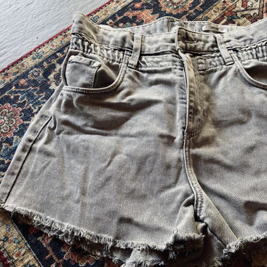 Kurze graue Jeanshose