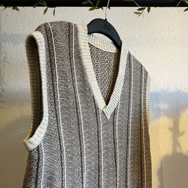 Pull sans manche en tricot rayé (brun et blanc)