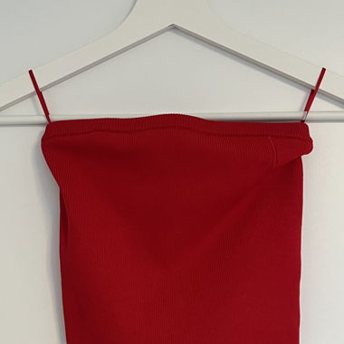 Trägerloses rotes Top 
