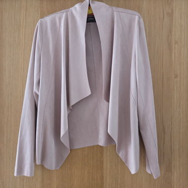 Rosa Jacke im Wildlederlook