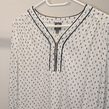 Damenbluse in Weiss mit feinem Muster 