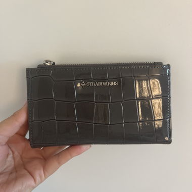Portafoglio grigio con zip Stradivarius