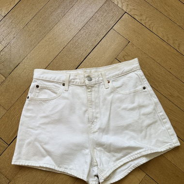 Weisse Levi‘s Mom Shorts 28 (S/M)