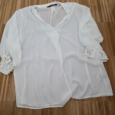 Blusa bianca da donna con perle