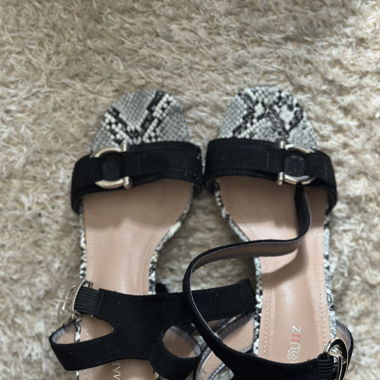 Sandales à talons noires – Détail zèbre chic