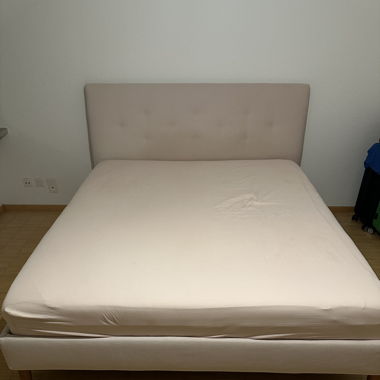 Fast neues Queen grosse Bett plus Matratze 