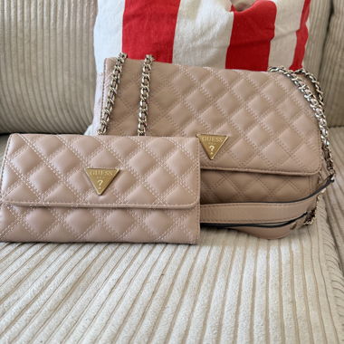 Borsa crossbody imbottita Guess e portafoglio