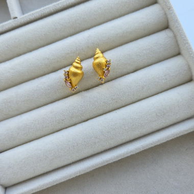 Shell-shaped earrings