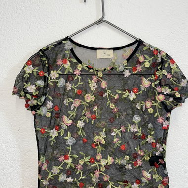 Gesticktes Blumen-Mesh-Top