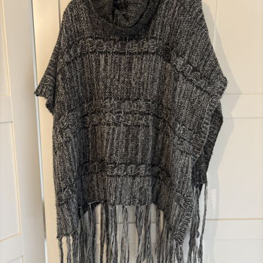 Grau gestrickter Poncho mit Fransen