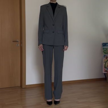 Grauer Anzug