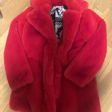 Manteau en fourrure rouge saisissant