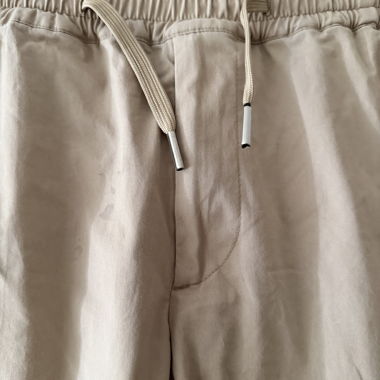 Pantaloni beige Sandro con macchie 