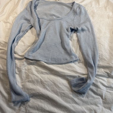 Top court bleu bébé à manches longues en tricot