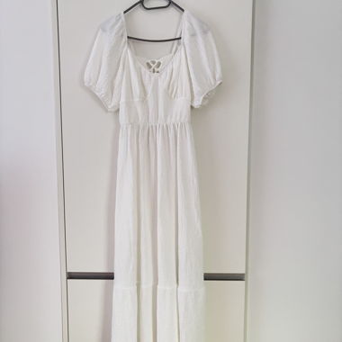 White Maxi Dress – airy & figure-hugging