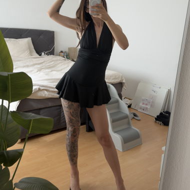 Minidress nero con spalline neckholder
