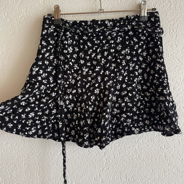 Gonna-short nera floreale Bershka