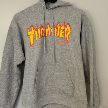Grauer Thrasher Hoodie mit Flammenlogo