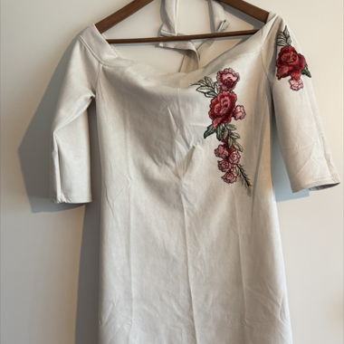 Weisses Kleid mit Blumenstickerei