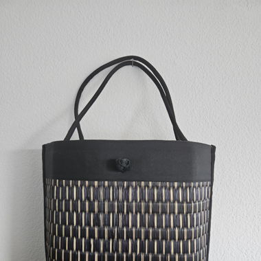 Tasche aus gewebtem Schilf, Handarbeit