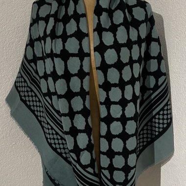 Schal mit Schwarz-Blau-Muster