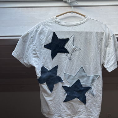 T-shirt bianco con stelle