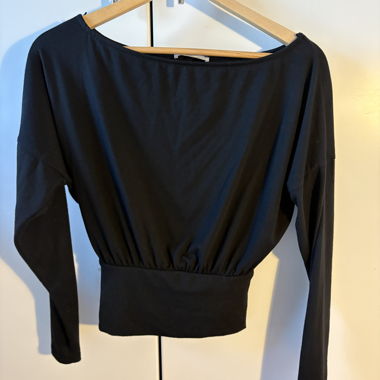Top nero Bershka con fascia in vita aderente
