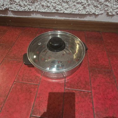 Stainless steel steamer with glass lid