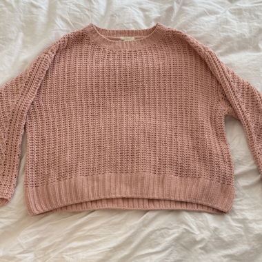 Maglione rosa lavorato a maglia grossa
