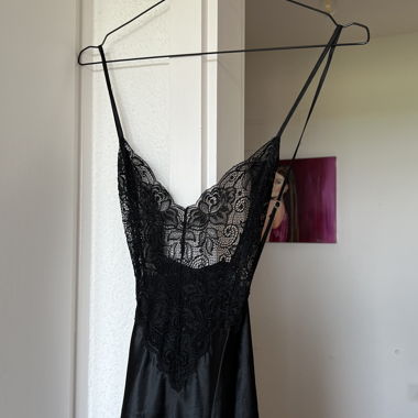 Robe longue noire avec détail en dentelle