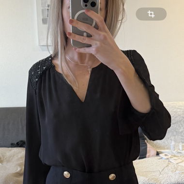 Blouse noire effet tweed sur les epaules 