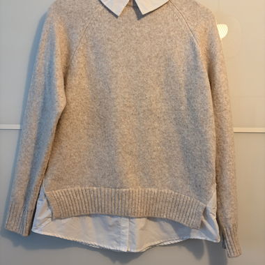 Maglione in maglia con colletto di camicia cucito
