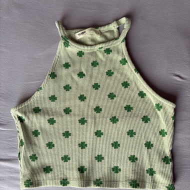 Top corto verde con trifogli