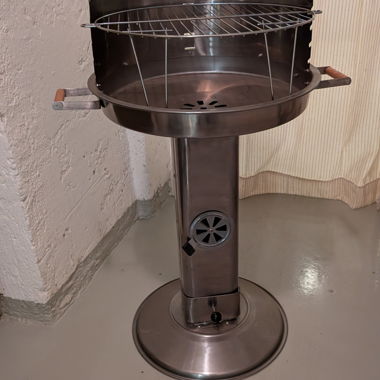 Grill à charbon de bois sur pied avec accessoires