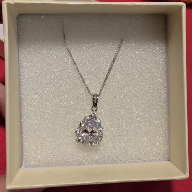 Collana argentata con pendente a goccia