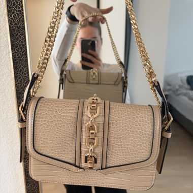 Borsa a tracolla beige effetto coccodrillo con catena