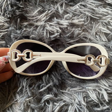 Lunettes de soleil blanches avec verres violets