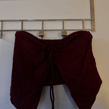 Top corto bordeaux con nastro da annodare