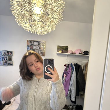 graue strickjacke