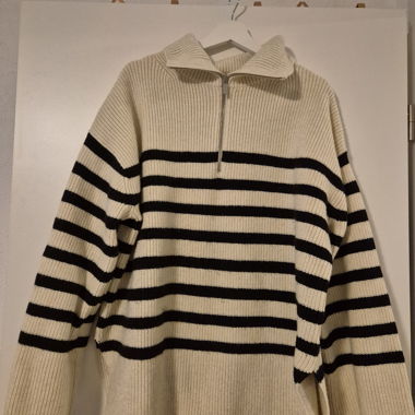 Pull rayé à col zippé écru et noir