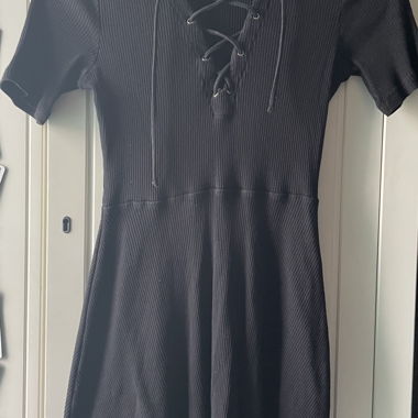 Schwarzes Schnürkleid 